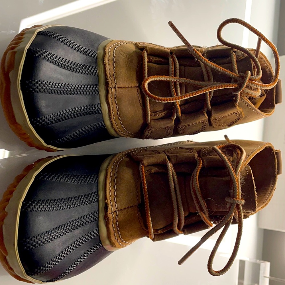 Sorel Size 6 boots barely worn. Price can be lower